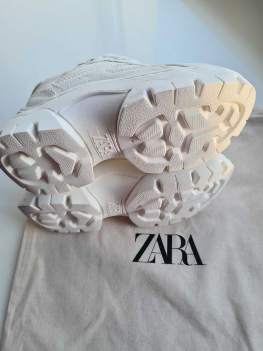 Білі кросівки с товстою підошвою
Розмір 29 (18,3 см)