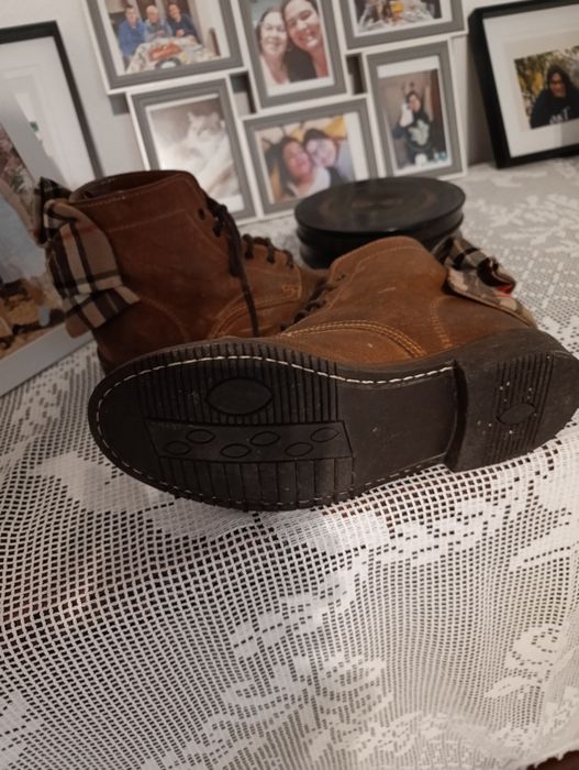 Vendo botas em pele de menina