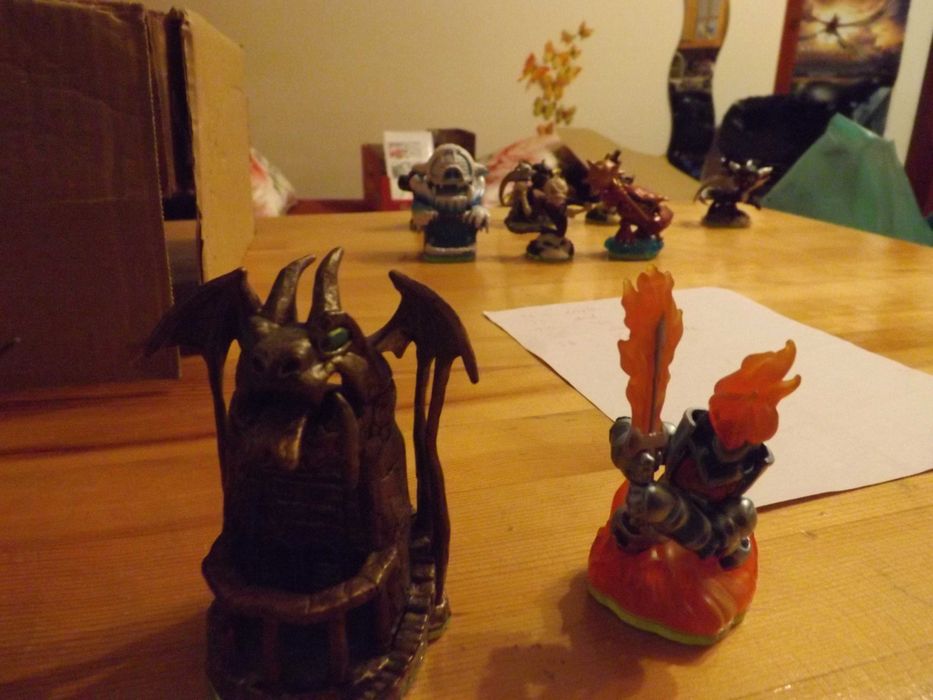 trzy figurki skylanders