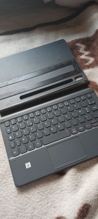 Etui z klawiaturą Samsung EF-DT860.