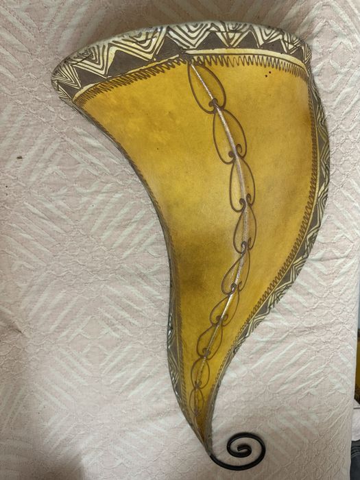 Apliques de parede em pele.