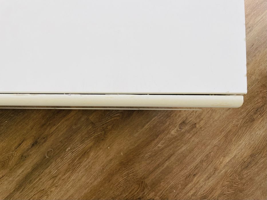 Móvel branco para televisão / arrumação