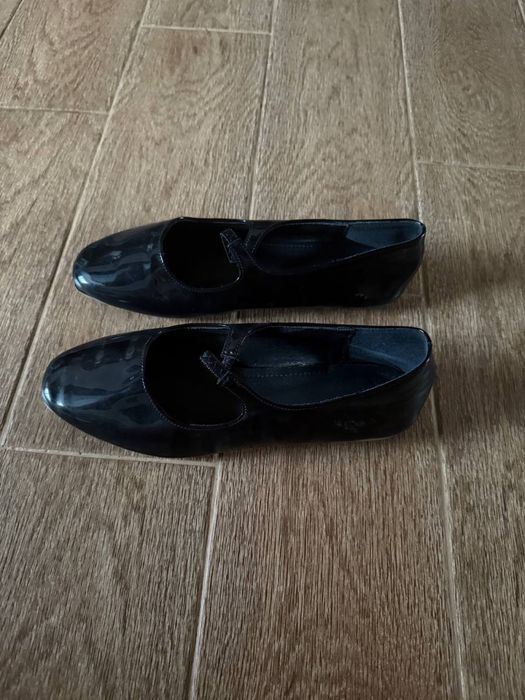 Чорні лаковані балетки