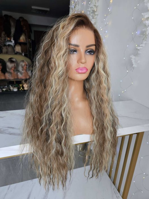 Peruka Taylor premium zmiana przedziałka mix blond fale