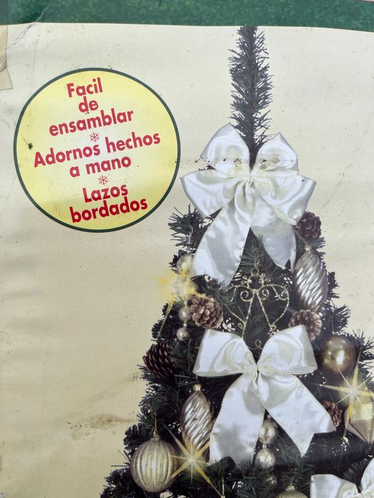 Árvore de Natal com decoração e iluminação