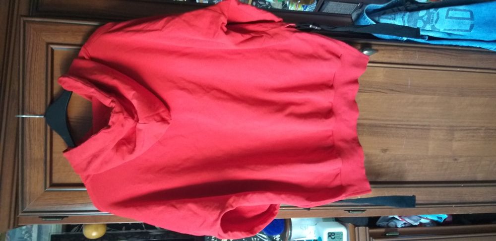 Czerwona bluza z cekinami