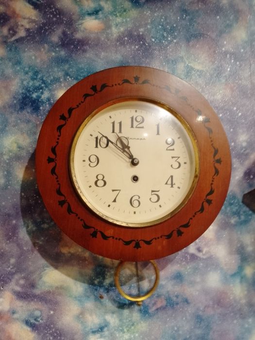 Старинные настенные часы Янтарь.