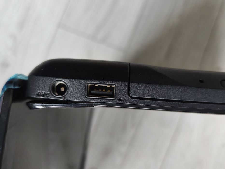 Trzy laptopy Acer i 2 x Lenovo