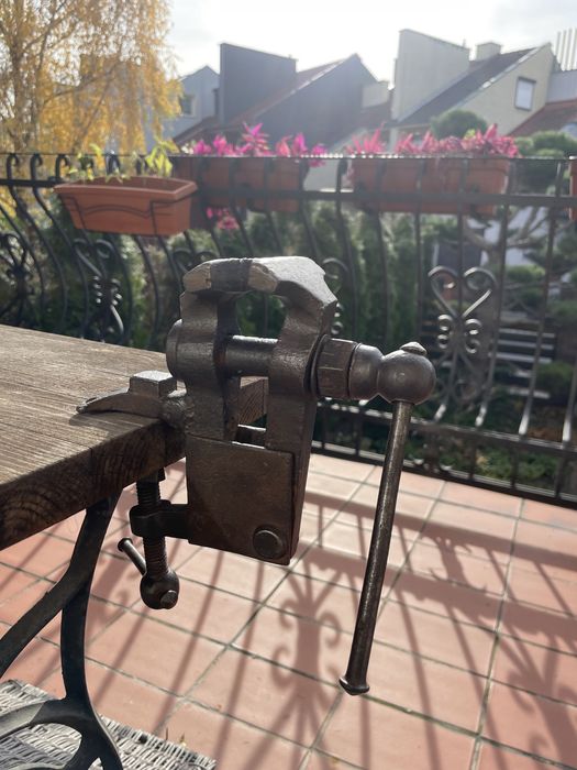 Zabytkowe małe imadło