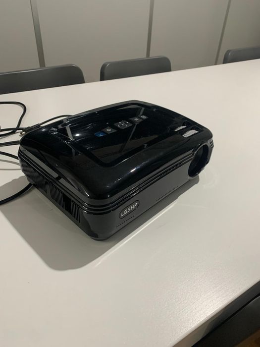 tela e projetor preto e apoio do projetor