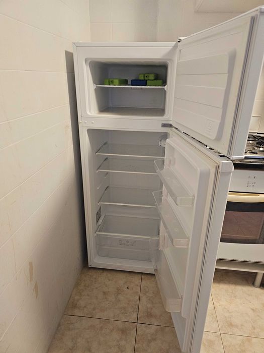 Cama, Geladeira, fogão, armario.