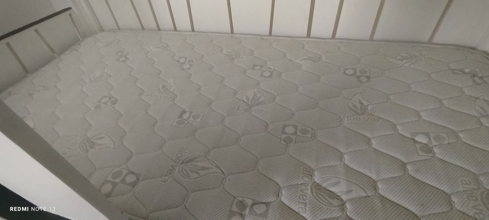 Cama/casa de criança com colchão sem manchas