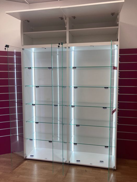 Witryna i szafki sklepowe z oświetleniem