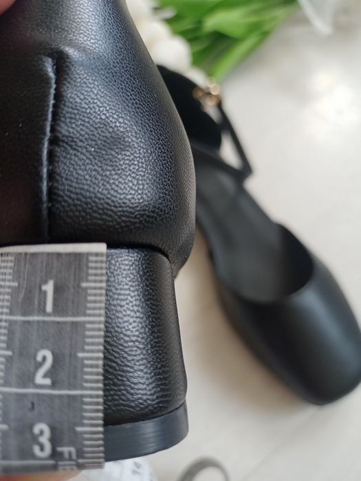 Czarne buty na słupku
