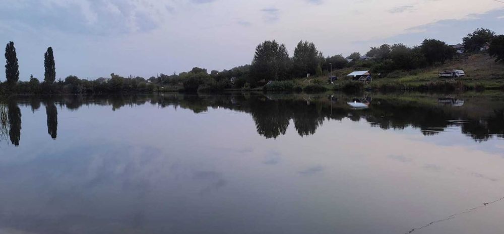 Земельна ділянка на березі водойми під будинок.