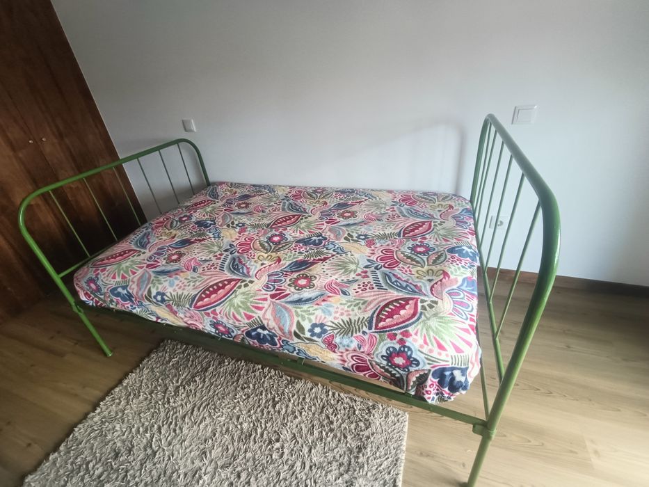 Vendo cama em ferro restaurada + colchão