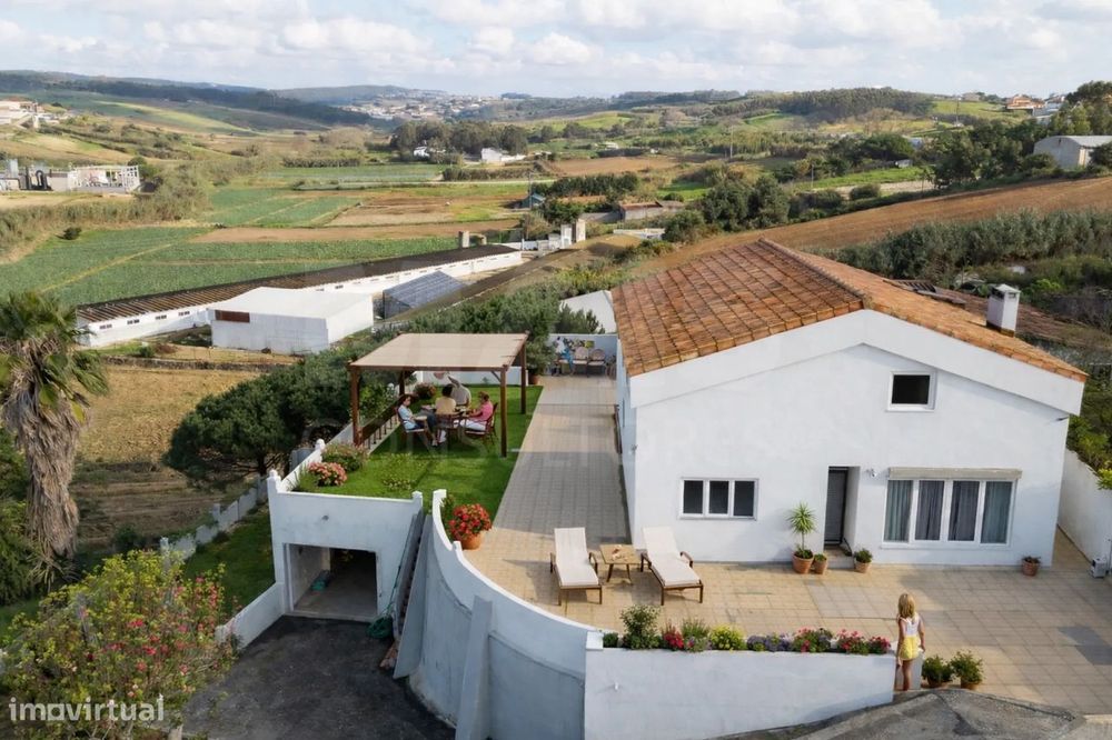 Moradia com duas habitações independentes, terreno e grande potenci...