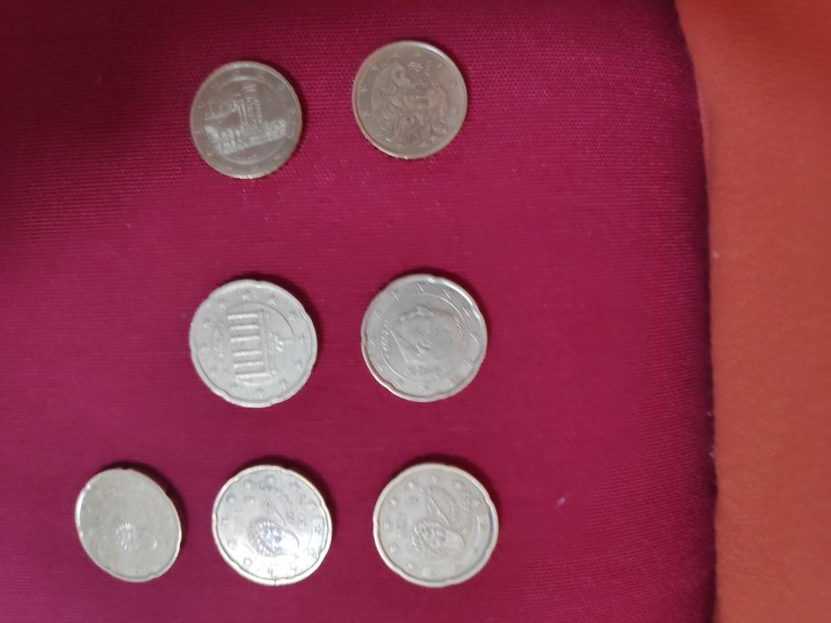 Moedas de escudos e euros.