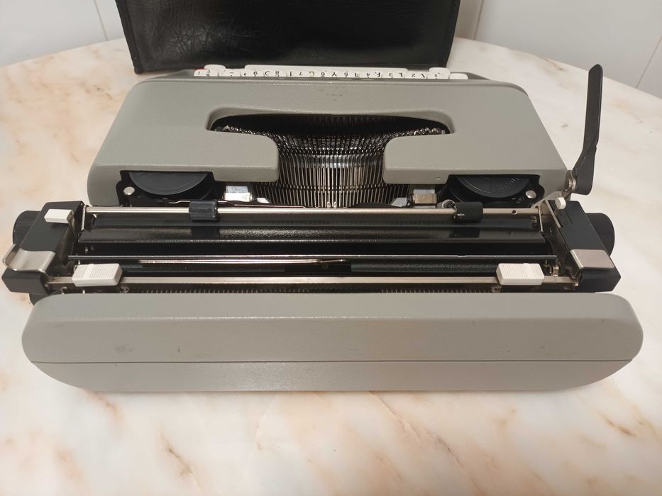 Máquina de escrever Olivetti Lettera 35