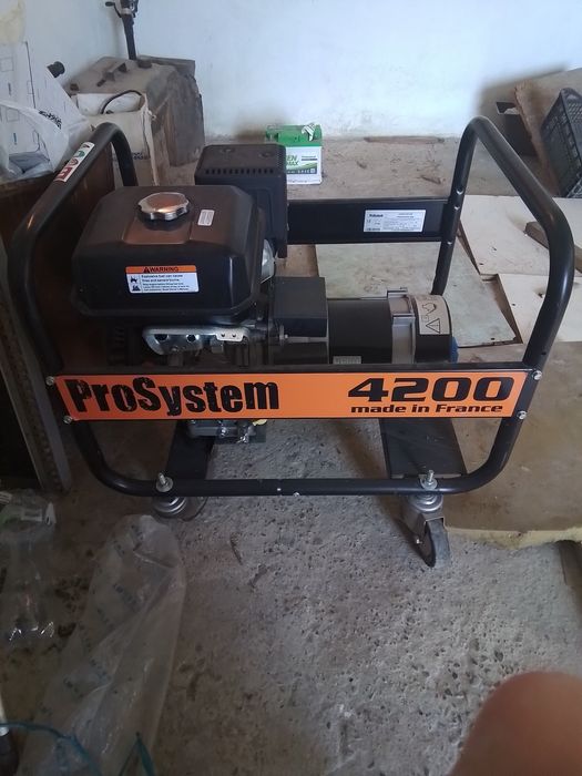 Гарний бензогенератор з Франц поацював 10 годин , обкатка!ії