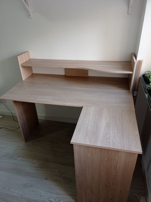 Secretária de madeira em L