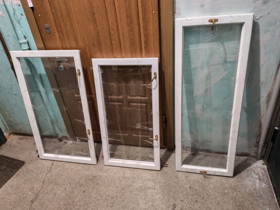 Деревянные окна и форточки со стеклами