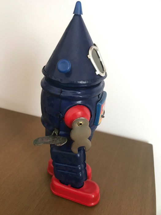 Robot de corda em metal