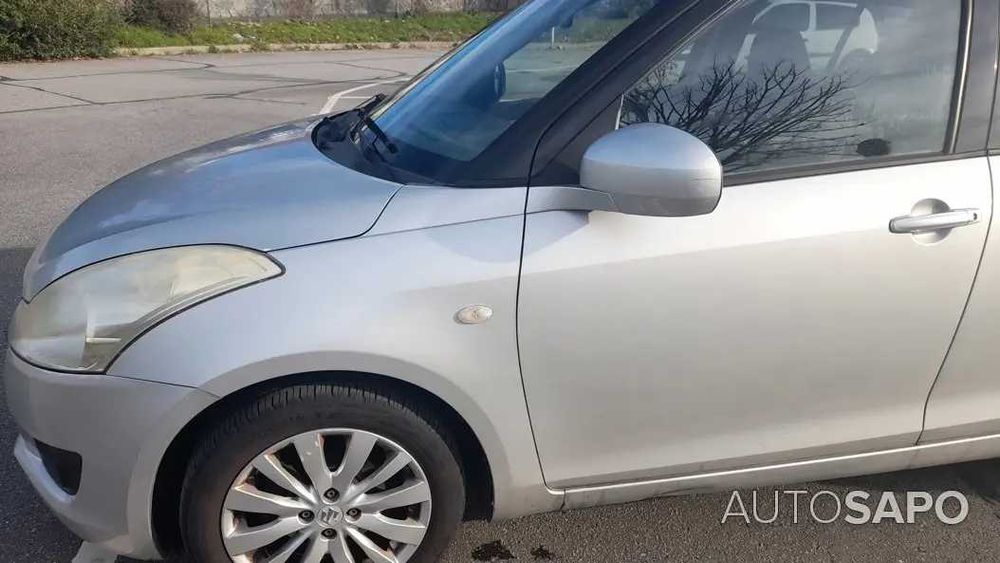 carro suzuki swift cinzento 2011 5 portas