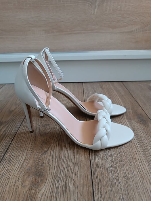 Białe sandały na szpilce