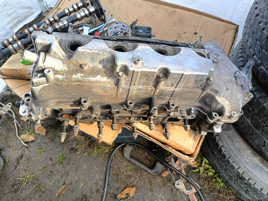 Голова двигун головка двигуна Toyota Avensis T25 D-4D 2.0 дизель