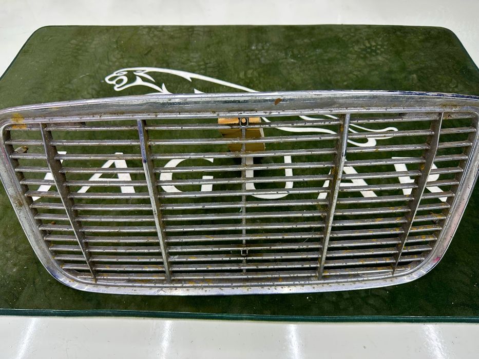 Grelha jaguar XJ6 serie 1