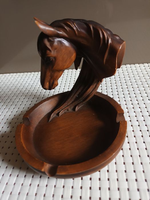 Popielniczka z popiersiem konia z żywicy