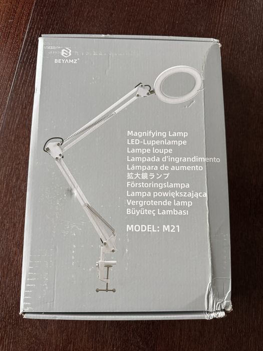 Lampa z lupą LED marki Beyamz, model M21 Wyposażona w ramię wahadłowe oraz zacisk do montażu na stole.Posiada 5-krotne powiększenie (5 dioptrii)