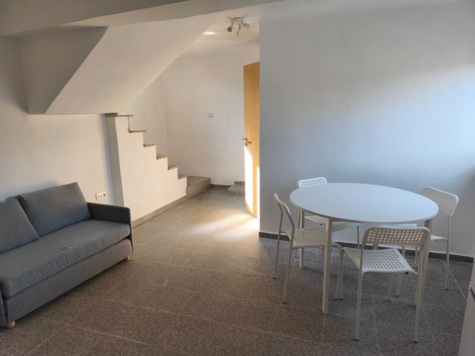 Aluga-se pequena moradia T2 mobilada – Canas de Santa Maria