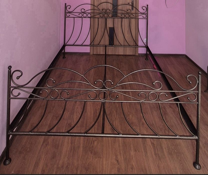 Łóżko z kłutego metalu