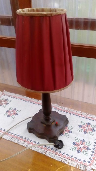 Lampa stojąca z kloszem i żarówką