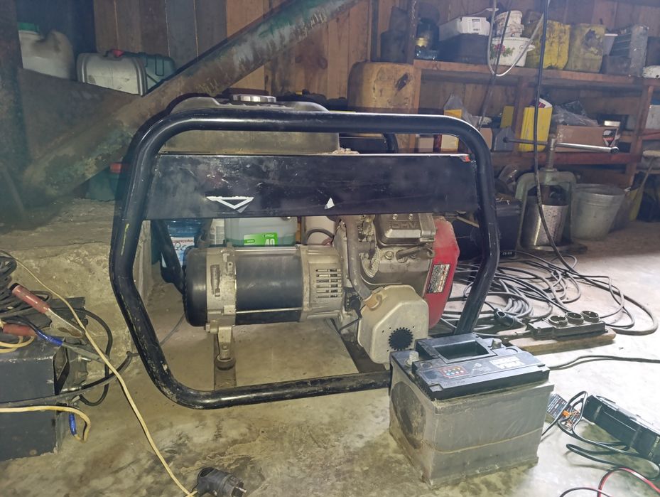 Бензиновий генератор