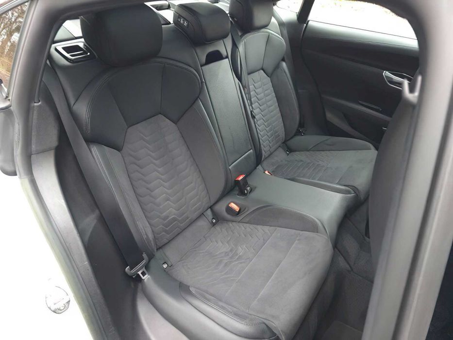 Audi e-tron      2023