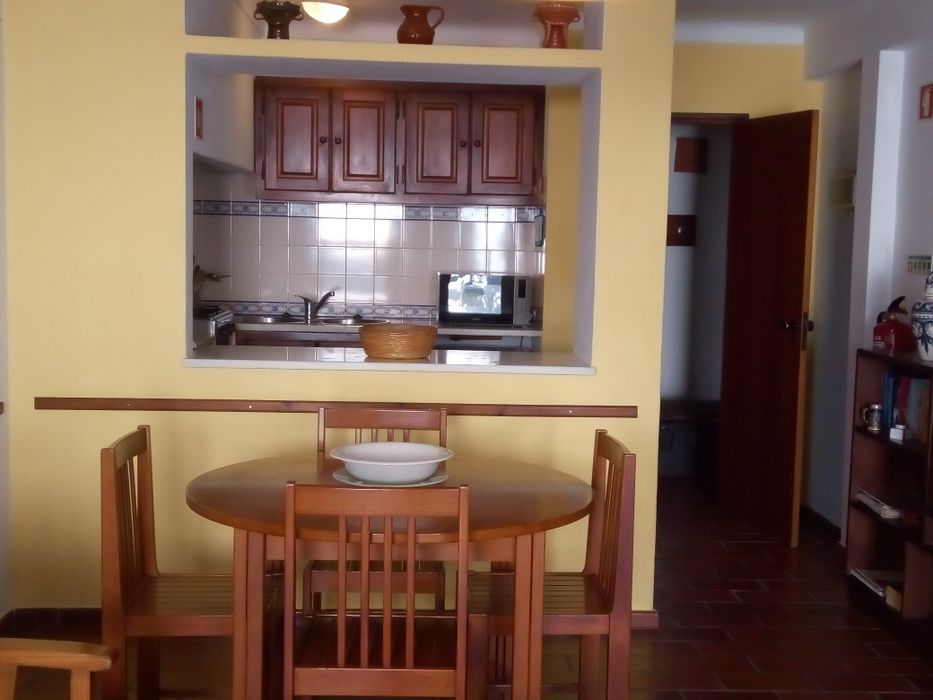 T1 grande pátio e barbecue 5 minutos a pé da praia