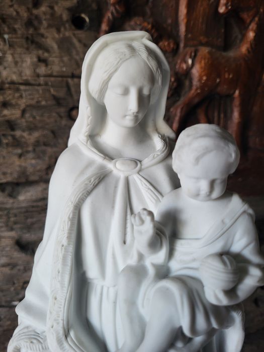 Piękna biskwitowa Maryja z dzieciątkiem Jezus  Matka Boska