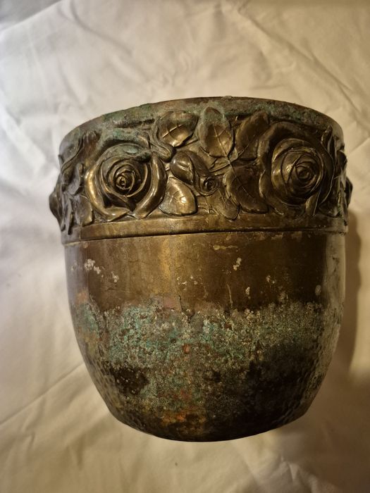 Antyczna mosiężna osłonka na donice