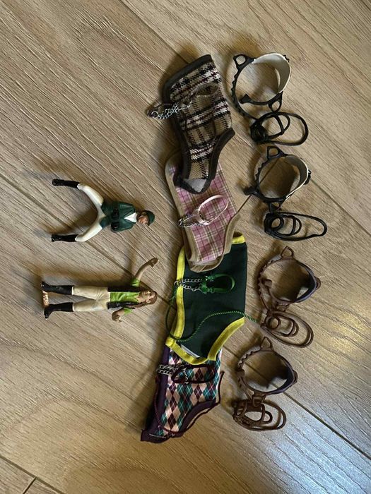 Biała stajnia Schleich z końmi i dodatkowymi akcesoriami