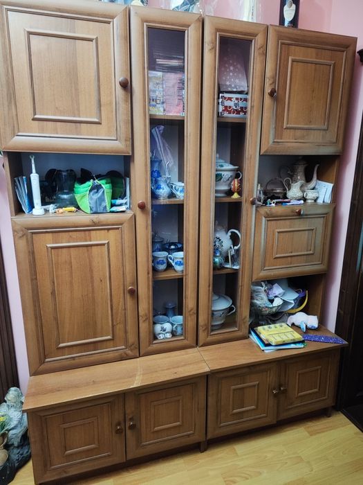Продам шкаф з сервантом