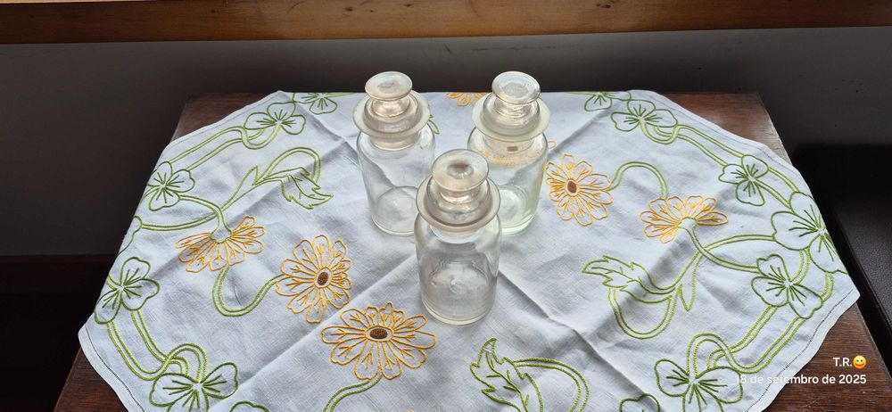 Frascos de farmácia em vidro, muito antigos