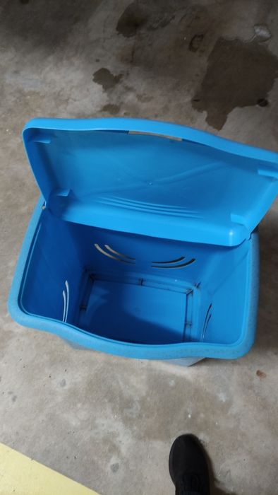 Cesto azul com tampa