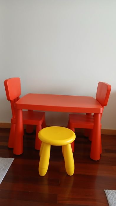 Mesa com cadeiras e banco