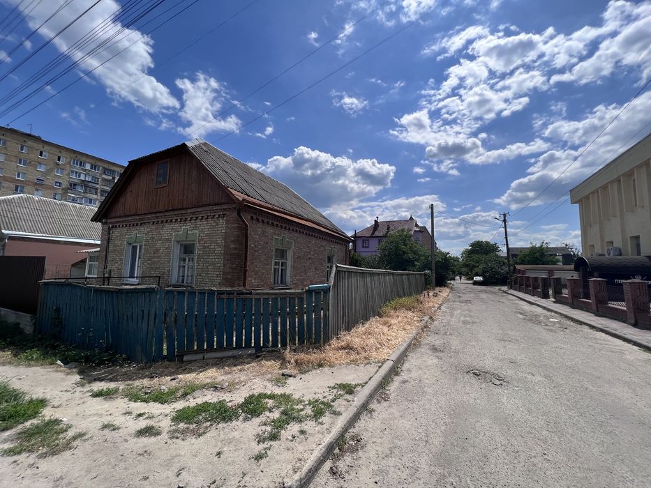 Боярка фасад вул.Молодіжна  продаж ділянки з частиною будинку