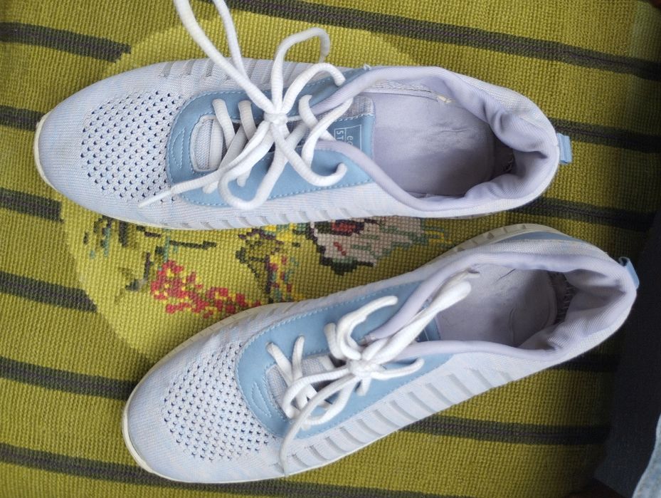 Кросівки жіночі текстильні, 150грн