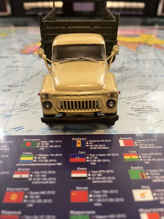 Продаю колекційну модель автомобіля газ-саз 53б .