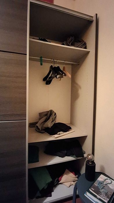 Armário roupeiro castanho com prateleiras